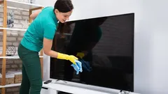 Så rengör du tv-skärmen utan repor – expertens bästa tips